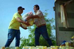 Pescadores de Isla Yacyretá reciben víveres - .::Agencia IP::.