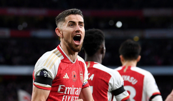 Versus / Arsenal mete presión al Manchester City con un cómodo triunfo ante Burnley