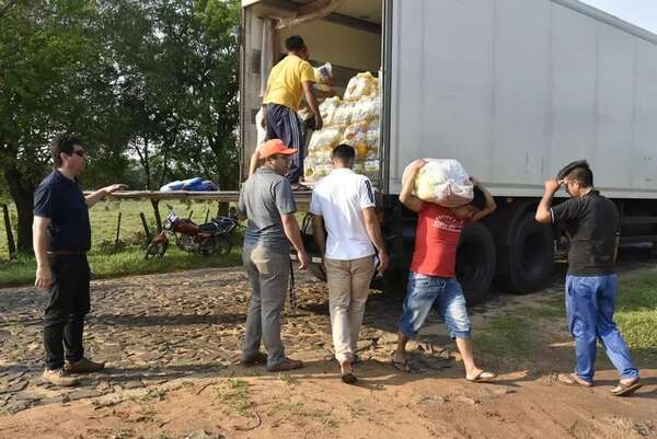 Ayolas: pescadores reciben asistencia alimenticia por veda a través de Yacyretá - Nacionales - ABC Color
