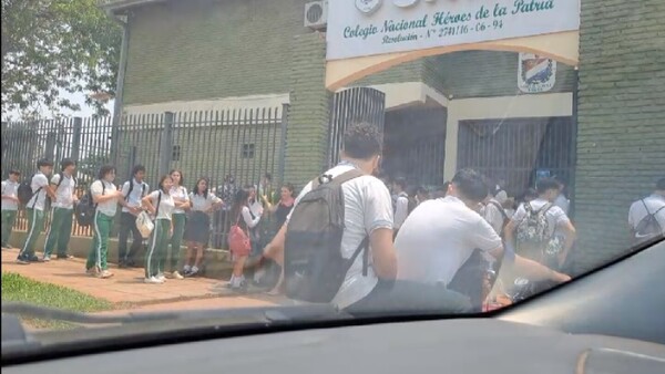 Sancionaron a director de colegio que dejó al sol a alumnos por llegar tarde