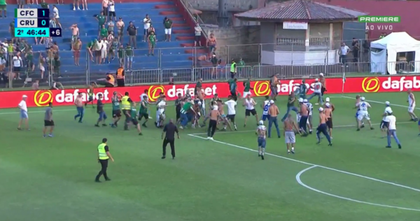 Versus / Caos total: Hinchas de Coritiba y Cruzeiro se pelean en plena cancha en el Brasileirão