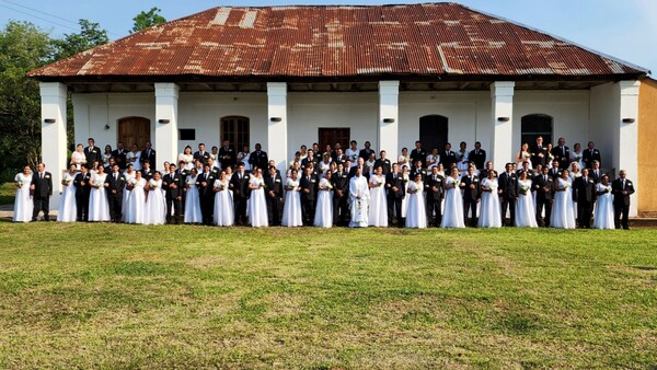 ¡Sí, acepto!: 49 parejas se juraron amor ante Dios en Nueva Germania