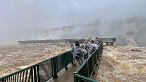Turistas disfrutan del agua en vertedero de Itaipú y las Cataratas