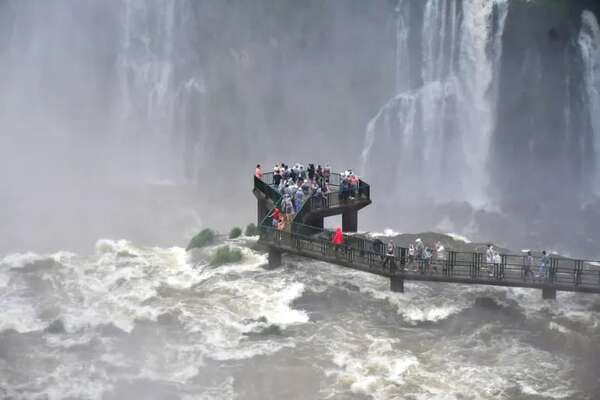 El Niño de las Cataratas - ABC Revista - ABC Color