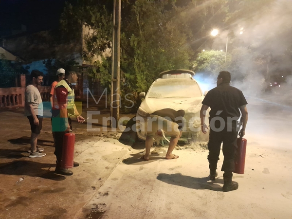 Automóvil arde en llamas en plena marcha en el microcentro de Encarnación