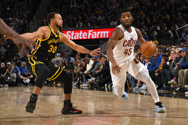 Versus / Los Cavaliers de Mitchell asaltan la cancha de los Warriors en la NBA