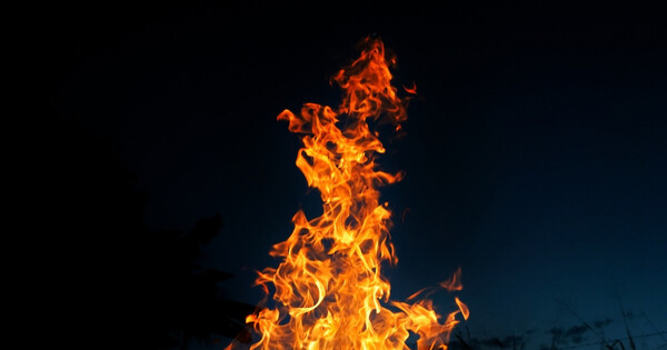 Tras discutir con su pareja, mujer derramó combustible por su cuerpo, se prendió fuego y se lanzó a un pozo