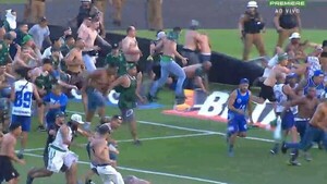 Hinchas de Coritiba y Cruzeiro invaden cancha y se enfrentan a golpes