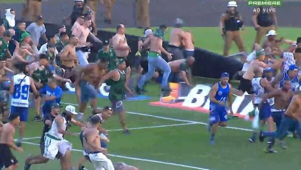 Hinchas de Coritiba y Cruzeiro invaden cancha y se enfrentan a golpes