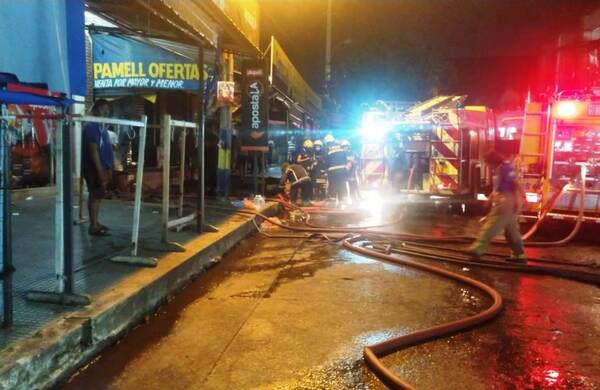Voraz incendio en céntrico comercio de Luque •