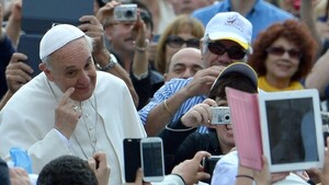 Papa Francisco recomienda dejar más el celular y "ver la luz en los ojos de los demás"