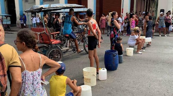 Cubanos protestan en La Habana ante la escasez de agua potable
