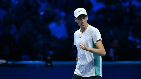 Versus / Jannik Sinner venció a Stefanos Tsitsipas en el comienzo del Masters ATP
