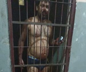 Iracundo hombre se agarró a los golpes con los polis en Santa Rita