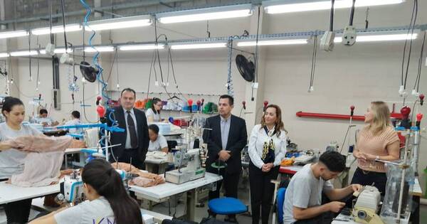 La Nación / En pleno curso, trabajadora recibe aviso de contratación en fábrica de CDE