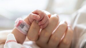 Diario HOY | Médicos ingleses interrumpen tratamiento que mantiene en vida a bebé con enfermedad incurable