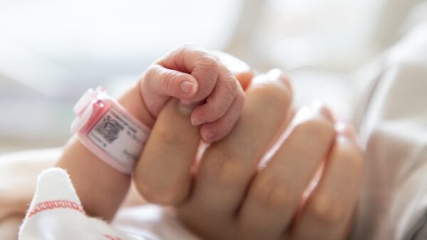 Diario HOY | Médicos ingleses interrumpen tratamiento que mantiene en vida a bebé con enfermedad incurable