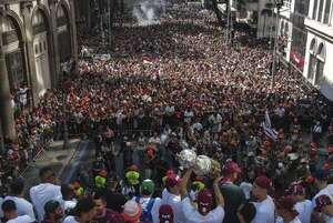Fluminense se da un baño de masas en el centro de Río en su celebración oficial del título - Fútbol Internacional - ABC Color