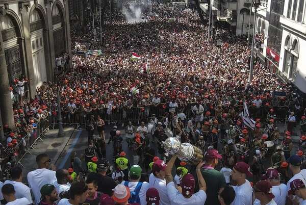 Fluminense se da un baño de masas en el centro de Río en su celebración oficial del título - Fútbol Internacional - ABC Color