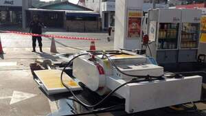 Automovilista aparentemente ebrio choca y derriba una expendedora