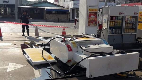 Automovilista aparentemente ebrio choca y derriba una expendedora