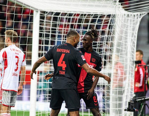 Versus / Bayer Leverkusen vuelve a ganar y sigue como líder absoluto de la Bundesliga