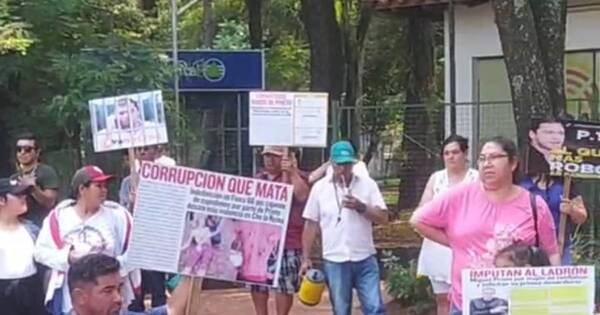 La Nación / Manifestantes repudiaron a Miguel Prieto, acusado de corrupto