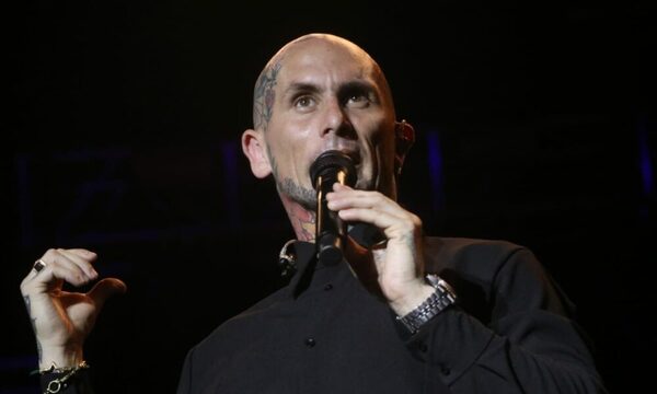 (VIDEO). Cantante de Ke Personajes ipochy con el público y les retó a todos