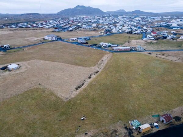 Islandia espera una erupción que destruya la ciudad de Grindavik ante la aparición de una fisura de 15 kilómetros de largo