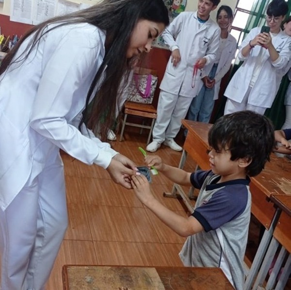 60 alumnos participan de taller sobre alimentación y buenos hábitos