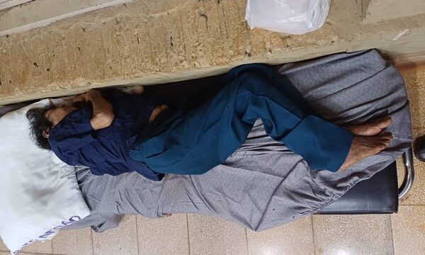 Abuela tirada a su suerte por sus familiares