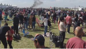 (VIDEO). Dos muertos en un festival aéreo en Villa Cañás: un avión se estrelló a poca distancia del público