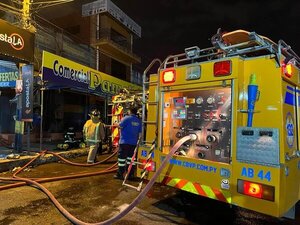 Incendio consumió depósito de telas en zona comercial de Luque