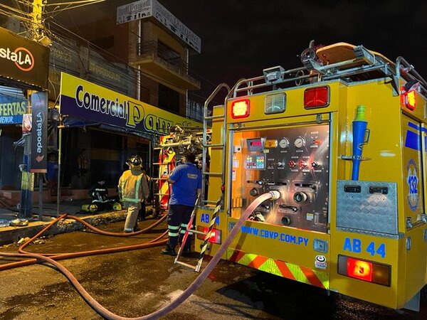 Incendio consumió depósito de telas en zona comercial de Luque