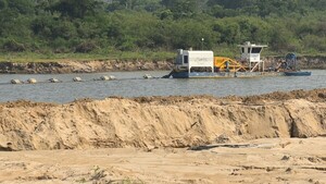Empresa constructora draga sin autorización en territorio Maká