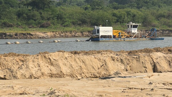 Empresa constructora draga sin autorización en territorio Maká