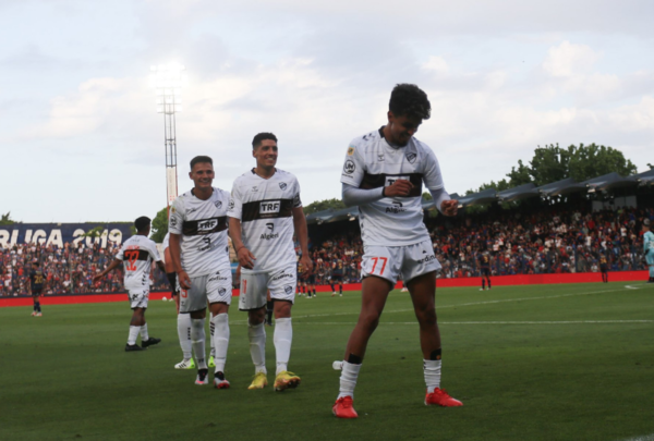 Versus / Platense y Tigre se reparten los puntos con gol de Ronaldo Martínez sobre el final