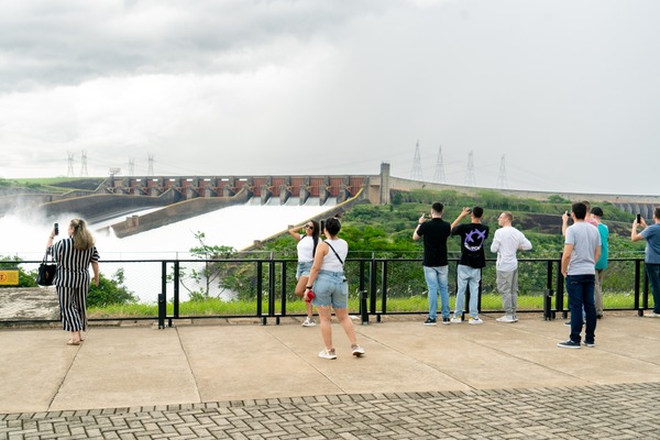 Después de 11 días de vertido de agua la Itaipu cierra vertedero - La Clave
