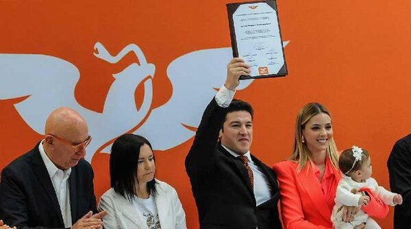Gobernador de Nuevo León se registra como precandidato a la presidencia de México