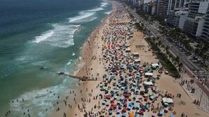 Los brasileños desafían el intenso calor récord en las playas de Río de Janeiro