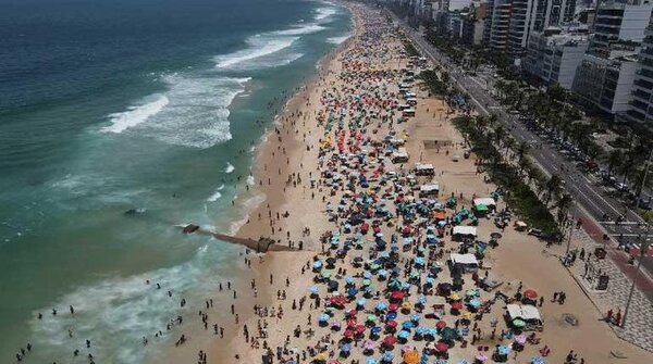 Los brasileños desafían el intenso calor récord en las playas de Río de Janeiro