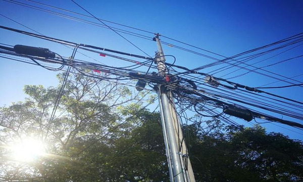 Comisario murió electrocutado intentando cambiar un foco