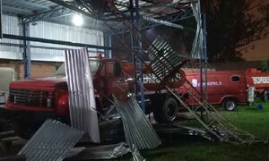 Antena de unos 70 metros cae sobre cuartel de bomberos y uno se salva de milagro en Ñeembucú – Prensa 5