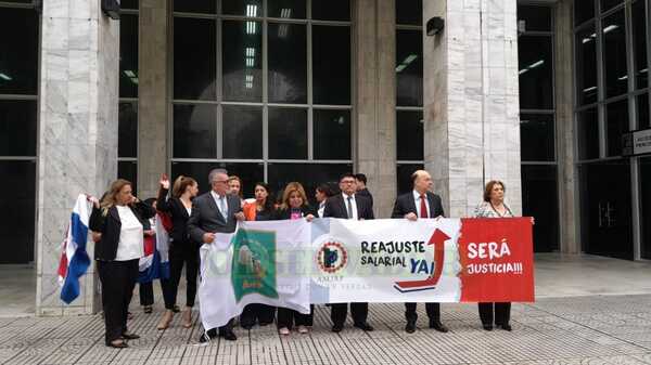 Funcionarios anuncia posible huelga en reclamo al reajuste salarial