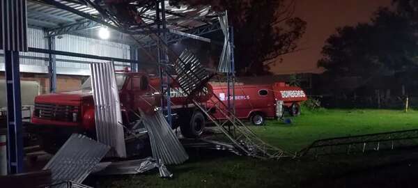 Temporal en Alberdi: fuertes vientos provocaron caída de antena sobre cuartel de bomberos - Nacionales - ABC Color