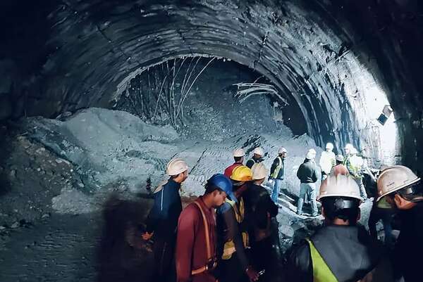 Contrarreloj, India intenta rescatar a unos 40 obreros atrapados en un túnel - Mundo - ABC Color