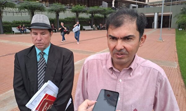 Por sexta vez, papá de Prieto hace suspender juicio donde no podrá probar denuncia
