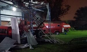 Antena de 70 metros cayó sobre cuartel de bomberos de Alberdi