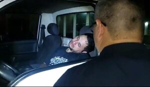 ¡Borracho se durmió al volante en Hernandarias!