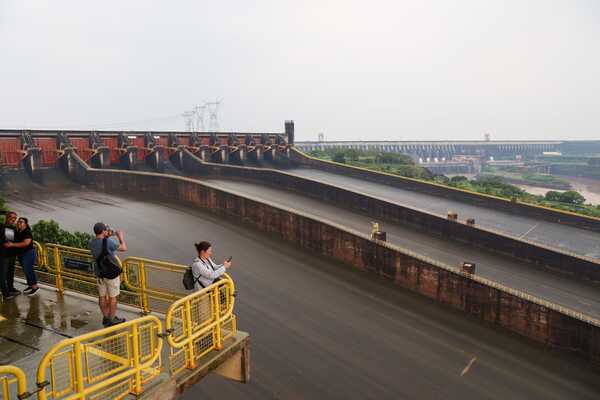 Diario HOY | Itaipu cierra compuertas del vertedero tras 11 días de vertimiento ininterrumpido
